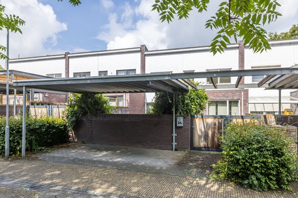 Foto - Te koop: Tussenwoning uit 2007 voorzien van een energielabel A met onder meer een ruime woon- en eetkamer, semi-open keuken, 3 slaapkamers, badkamer, carport en besloten (voor)tuin in Ransdaal